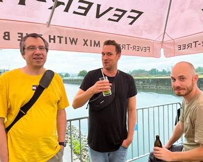 robotspaceshop Team unter einem Sonnenschirm beim Sommerfest