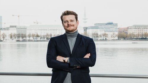 Colin Hauer, CEO von Hörbuch Hamburg steht am Alster-Ufer
