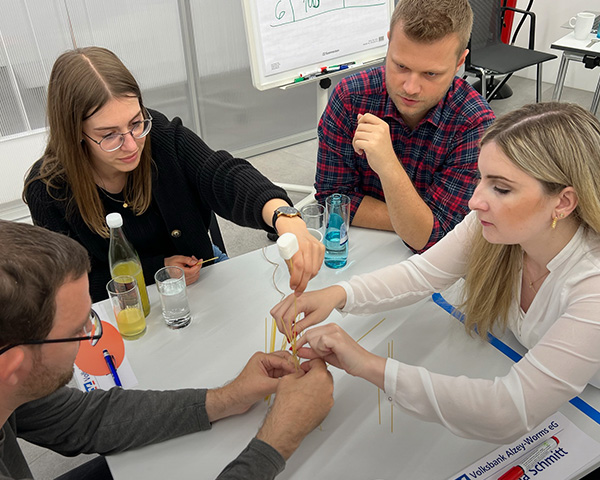 Die Marshmallow-Challenge, 4 Personen bauen einen Turm mit Spaghetti, Faden und Klebeband